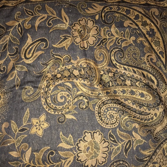 Woman’s Beautiful Paisley Pashmina - Picture 2 of 10